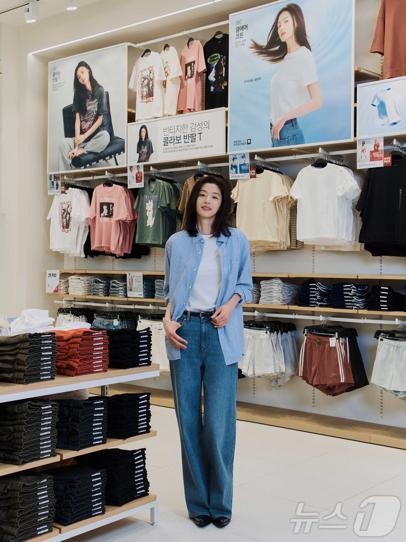 본문 이미지 - 지난 5월19일 배우 전지현이 경기도 하남시 탑텐 스타필드 하남점에 방문한 탑텐 SS(봄·여름) 시즌 제품을 입고 포즈를 취하고 있다. 배우 전지현은 탑텐 앰배서더로서 오는 22일 개막하는 ‘텐텐데이’(TENTEN DAY)를 응원하기 위해 직접 매장을 방문했으며 포토월 촬영과 함께 텐텐데이 프리 오픈 이벤트를 진행했다. (탑텐 제공. 재판매 및 DB금지) 2026.5.21 ⓒ 뉴스1