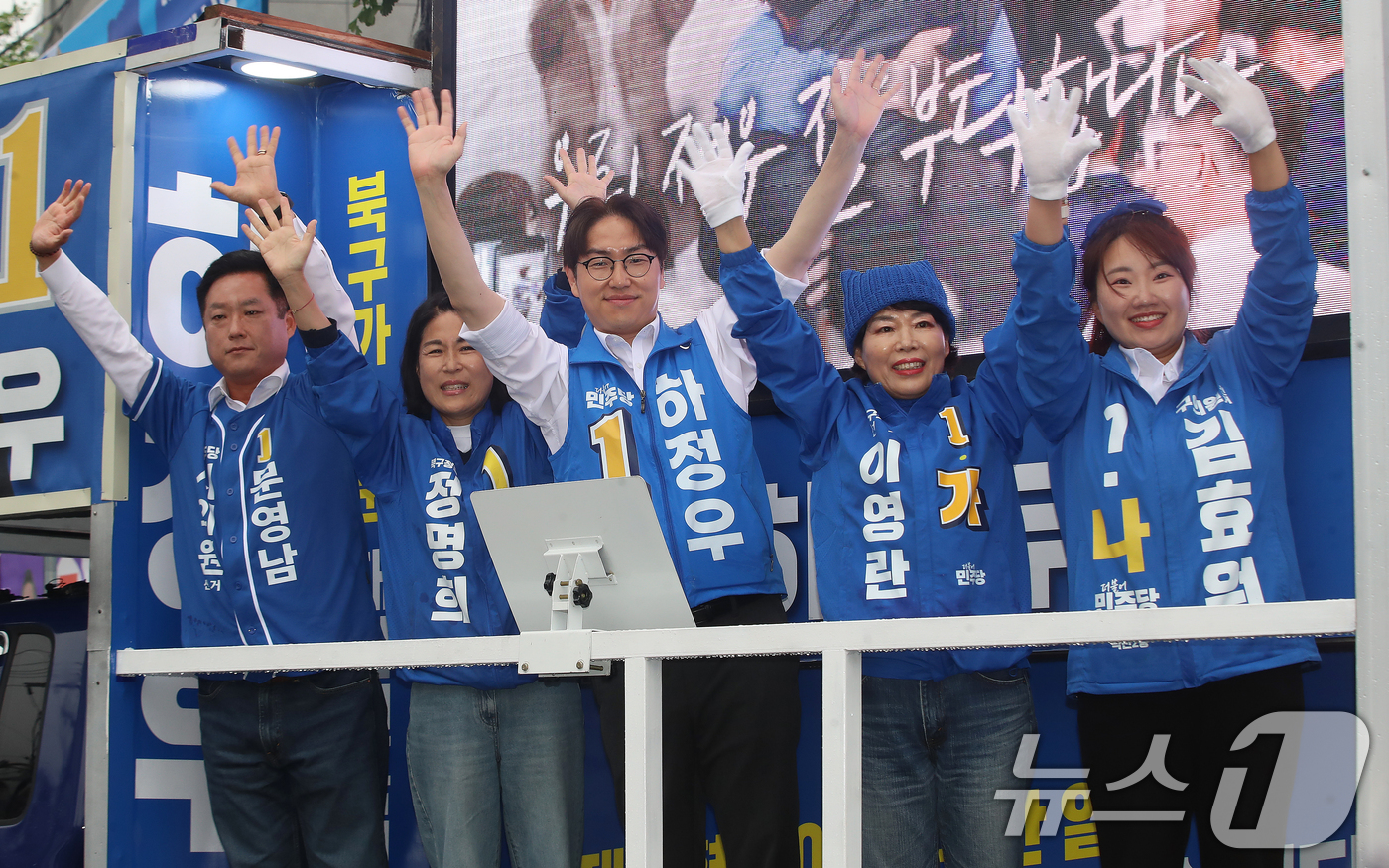 (부산=뉴스1) 윤일지 기자 = 하정우 더불어민주당 부산 북구갑 국회의원 보궐선거 후보가 6·3 지방선거 및 국회의원 재보궐선거 공식 선거운동 첫날인 21일 오전 부산 북구 구포대 …