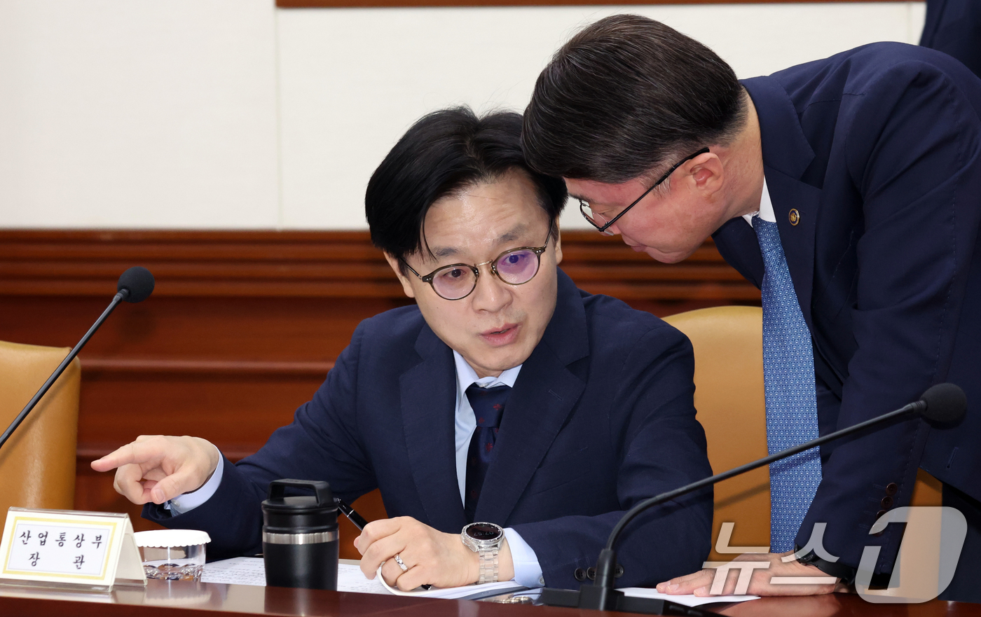 (서울=뉴스1) 김명섭 기자 = 김정관 산업통상부 장관과 류제명 과학기술정보통신부 2차관이 21일 서울 종로구 세종대로 정부서울청사에서 열린 민생물가 특별관리 관계장관 TF 및 제 …
