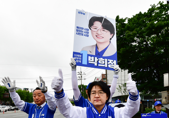 박희정 포항시장 후보,  '출근길 인사'