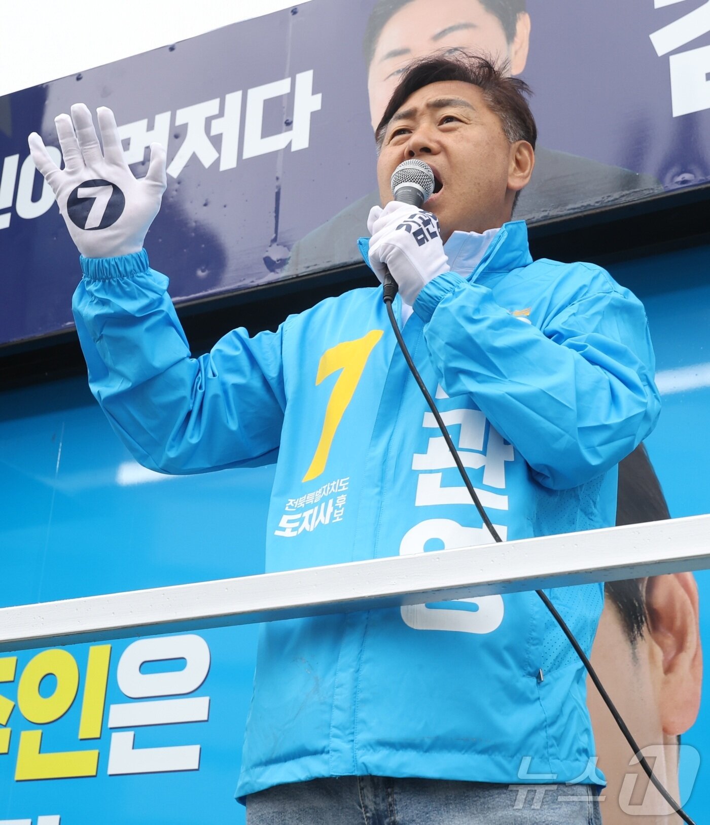 본문 이미지 - 김관영 무소속 전북도지사 후보가 제9회 전국동시지방선거 공식 선거운동 첫날인 21일 전북 전주시 백제대로에서 출근길 시민들에게 지지를 호소하며 인사를 하고 있다. 2026.5.21 ⓒ 뉴스1 유경석 기자