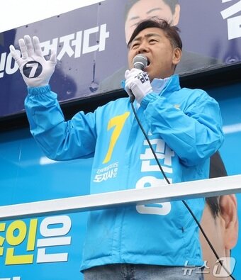 본문 이미지 - 김관영 무소속 전북도지사 후보가 제9회 전국동시지방선거 공식 선거운동 첫날인 21일 전북 전주시 백제대로에서 출근길 시민들에게 지지를 호소하며 인사를 하고 있다. 2026.5.21 ⓒ 뉴스1 유경석 기자