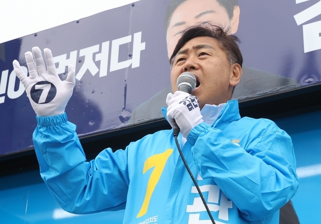 출근길 인사하며 지지 호소하는 김관영 후보