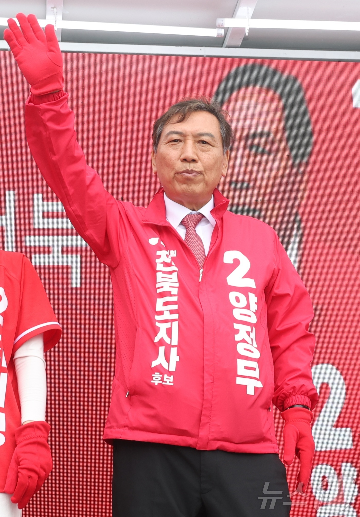 (전주=뉴스1) 유경석 기자 = 양정무 국민의힘 전북도지사 후보가 제9회 전국동시지방선거 공식 선거운동 첫날인 21일 전북 전주시 운동장네거리에서 출근길 시민들에게 지지를 호소하며 …