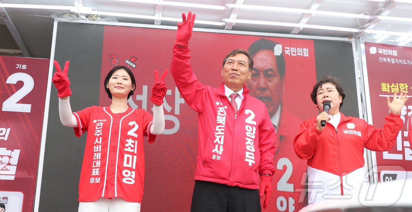 본문 이미지 - 양정무 국민의힘 전북도지사 후보가 제9회 전국동시지방선거 공식 선거운동 첫날인 21일 전북 전주시 운동장네거리에서 출근길 시민들에게 지지를 호소하며 인사를 하고 있다. 2026.5.21 ⓒ 뉴스1 유경석 기자