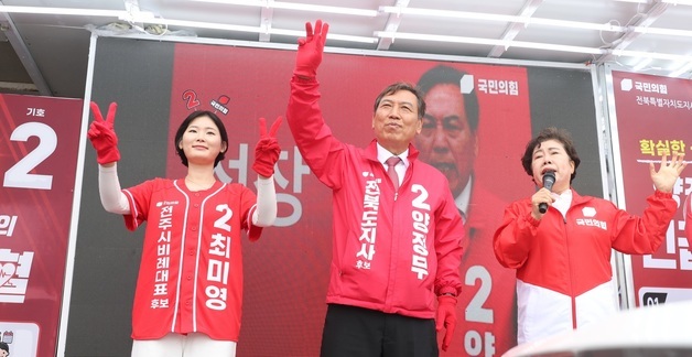 출근길 인사하는 양정무 후보