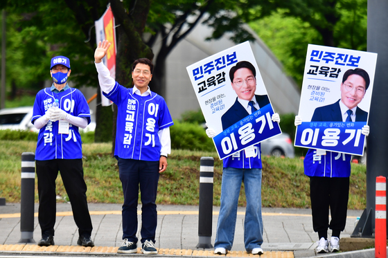 이용기 경북도교육감 후보 '거리 인사'