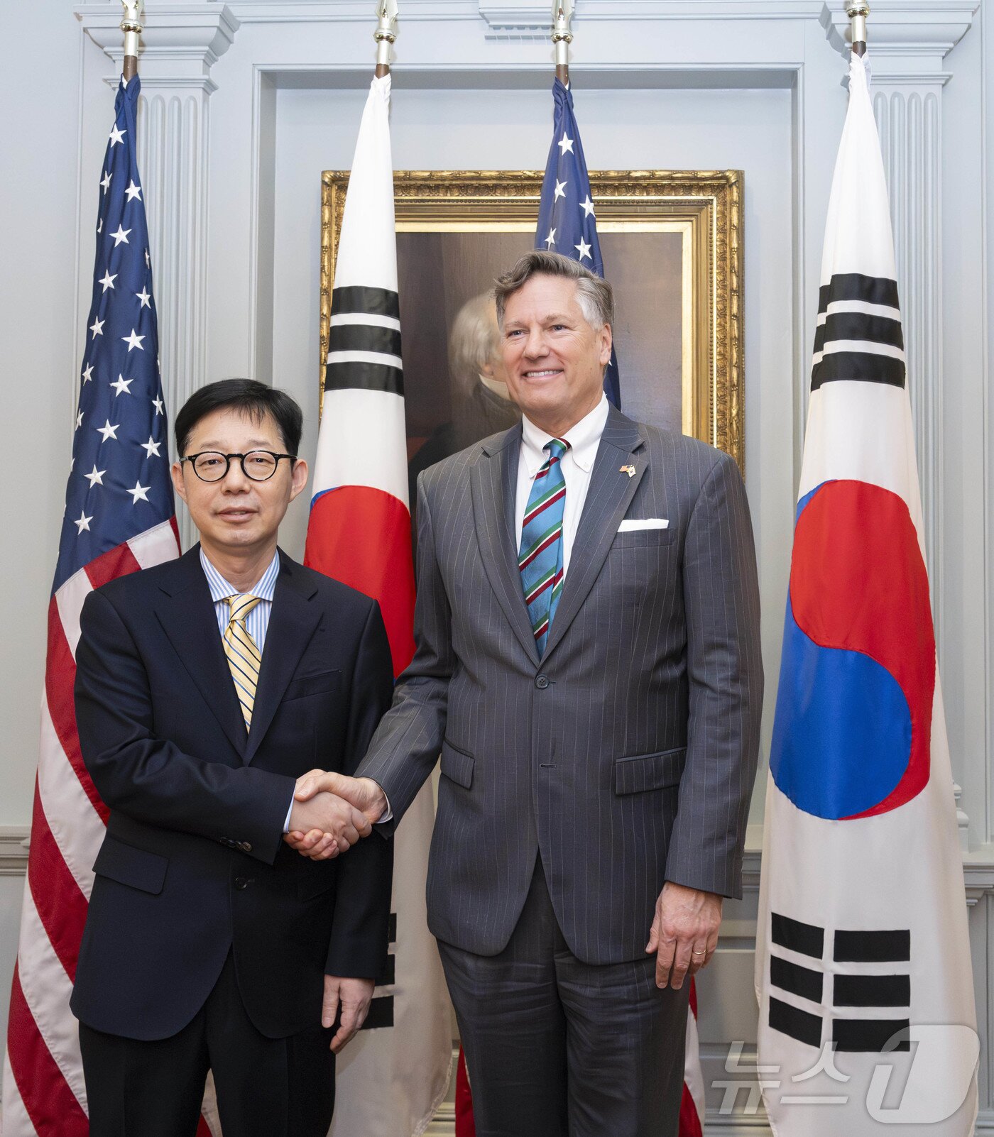 본문 이미지 - 박윤주 외교부 제1차관이 20일(현지시간) 미국 워싱턴 D.C.에서 열린 한미 외교차관회담에서 크리스토퍼 랜다우 미국 국무부 부장관과 기념 촬영을 하고 있다. (외교부 제공. 재판매 및 DB 금지) 2026.5.21 ⓒ 뉴스1