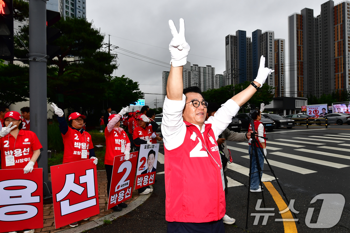 (대구ㆍ경북=뉴스1) 최창호 기자 = 6·3 지방선거 공식 선거운동이 시작된 21일 오전 이상휘 국민의힘(포항·울릉)국회의원이 남구 대잠동 교차에서 박용선 포항시장 후보 거리 응원 …