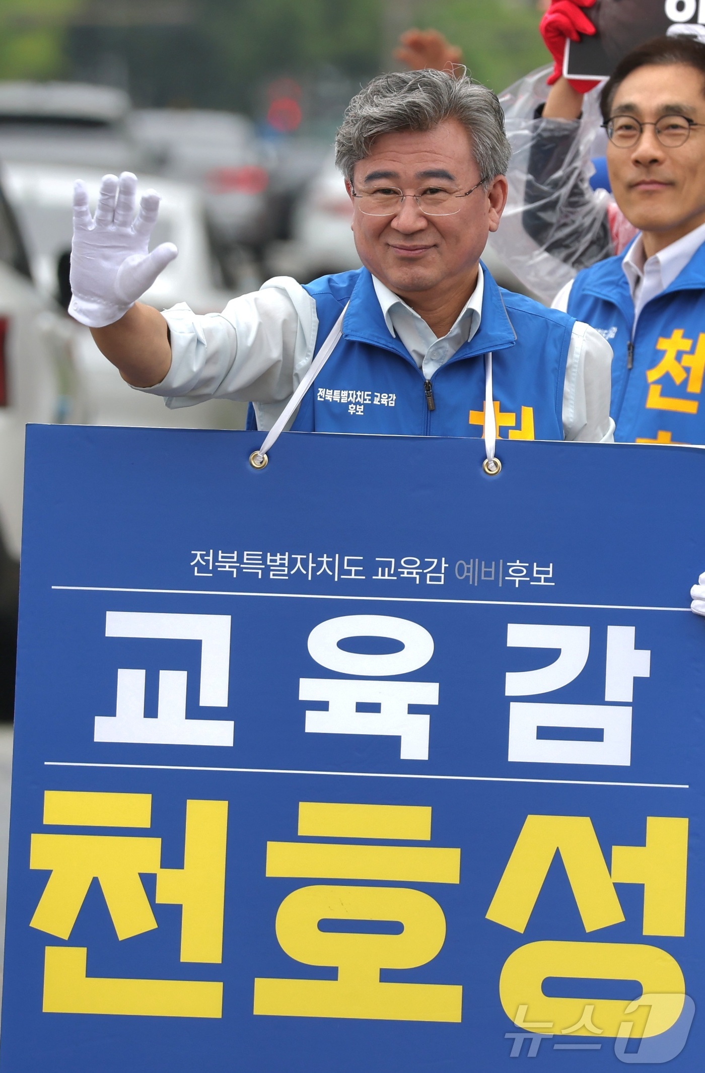 (전주=뉴스1) 유경석 기자 = 천호성 전북교육감 후보가 제9회 전국동시지방선거 공식 선거운동 첫날인 21일 전북 전주시 운동장네거리에서 출근길 시민들에게 지지를 호소하며 인사를 …