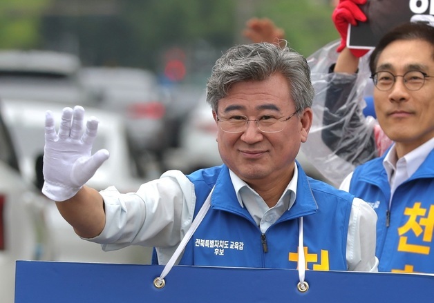 출근길 인사하는 천호성 후보
