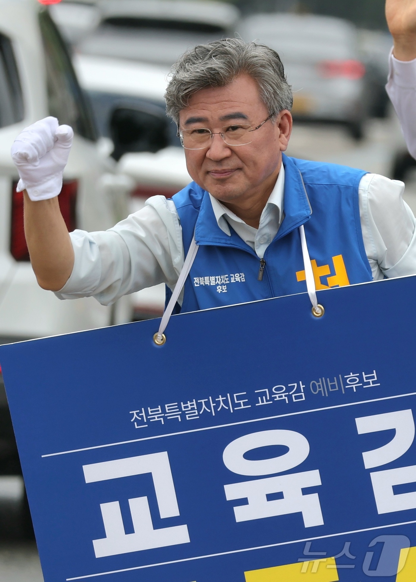 (전주=뉴스1) 유경석 기자 = 천호성 전북교육감 후보가 제9회 전국동시지방선거 공식 선거운동 첫날인 21일 전북 전주시 운동장네거리에서 출근길 시민들에게 지지를 호소하며 인사를 …