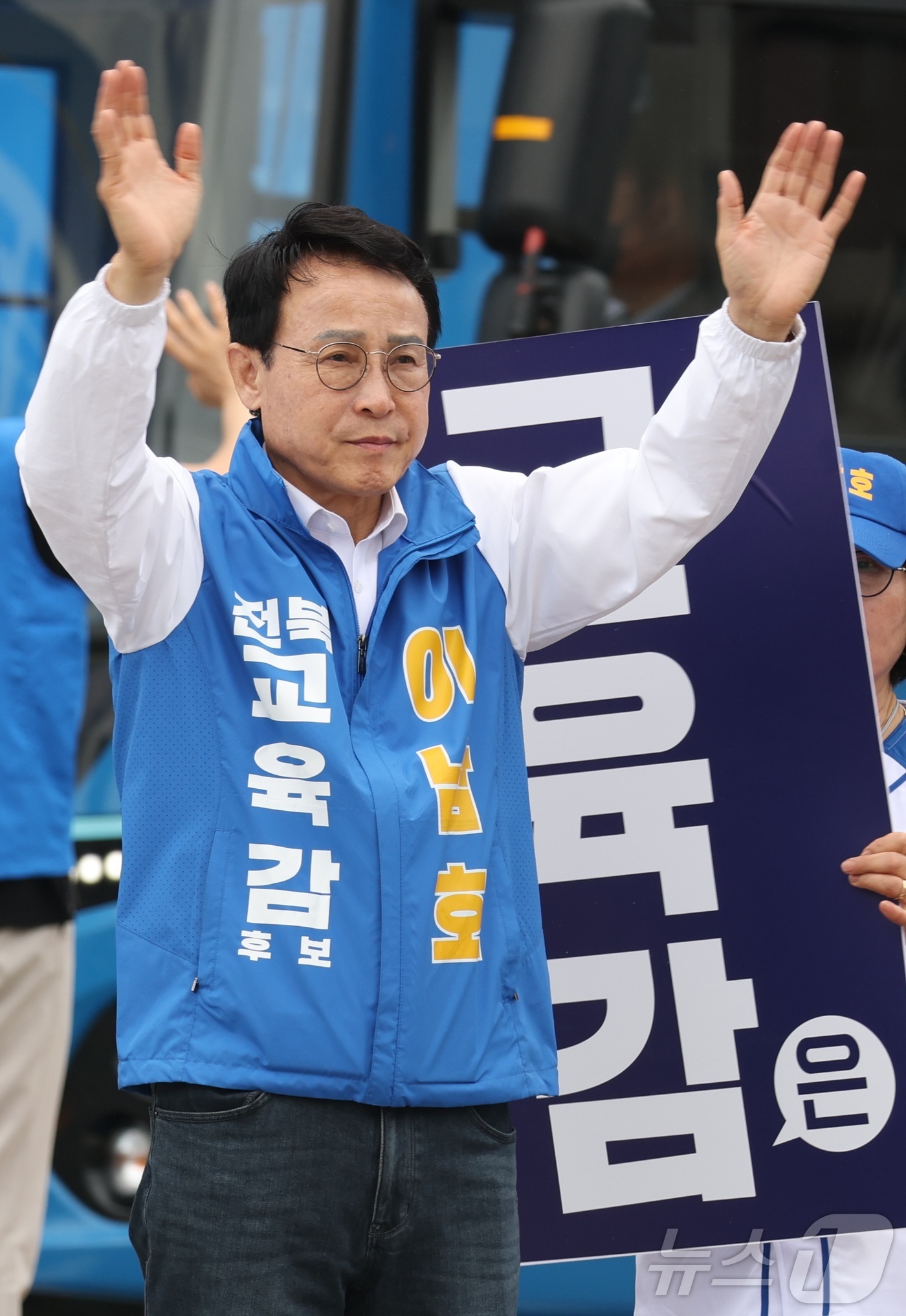 (전주=뉴스1) 유경석 기자 = 이남호 전북교육감 후보가 제9회 전국동시지방선거 공식 선거운동 첫날인 21일 전북 전주시 운동장네거리에서 출근길 시민들에게 지지를 호소하며 인사를 …