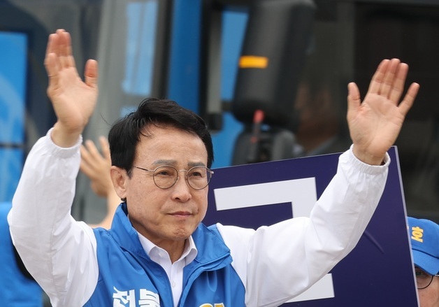 출근길 인사하는 이남호 후보