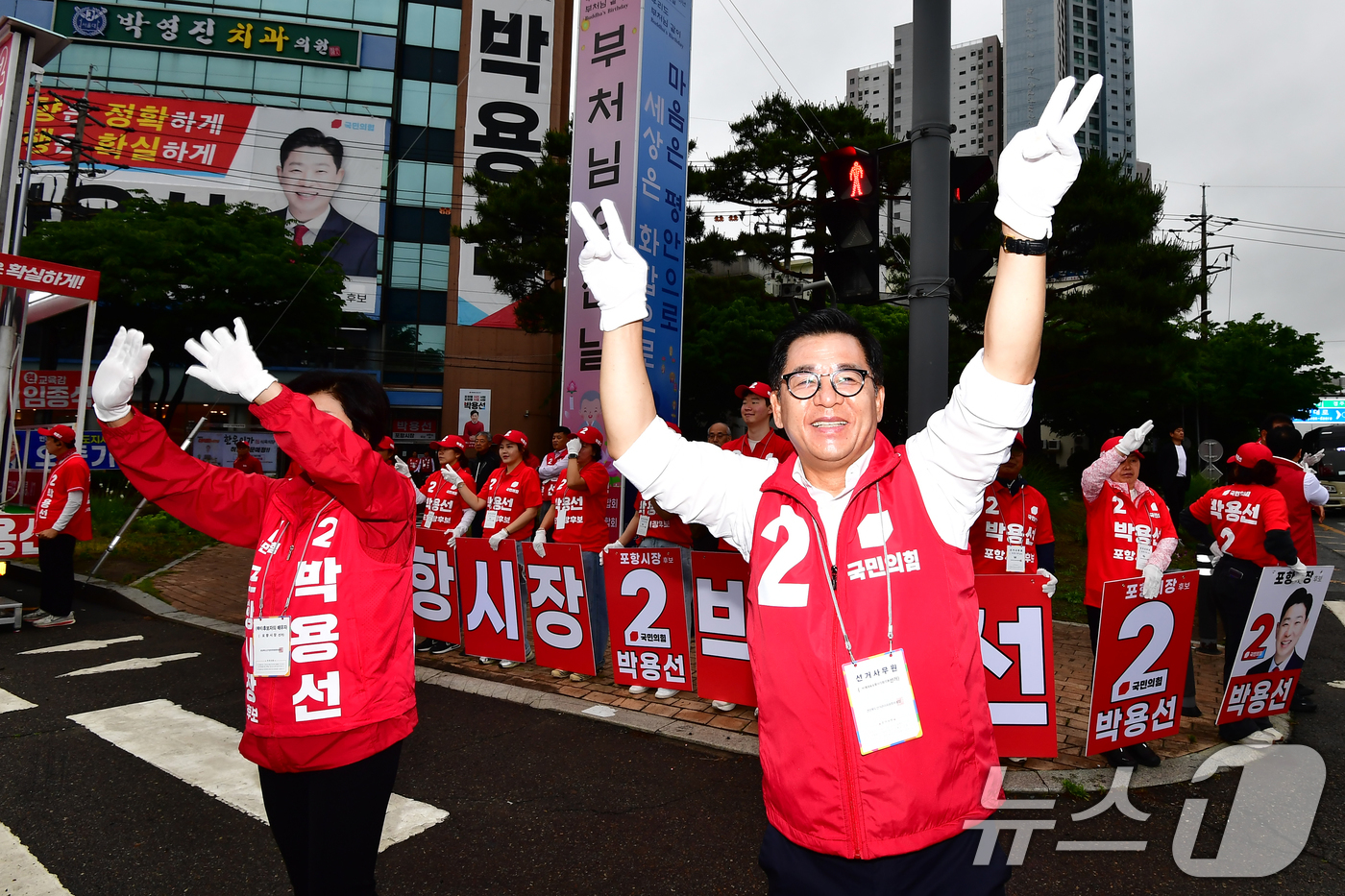 (대구ㆍ경북=뉴스1) 최창호 기자 = 6·3 지방선거 공식 선거운동이 시작된 21일 오전 이상휘 국민의힘(포항·울릉)국회의원이 남구 대잠동 교차에서 박용선 포항시장 후보 거리 응원 …