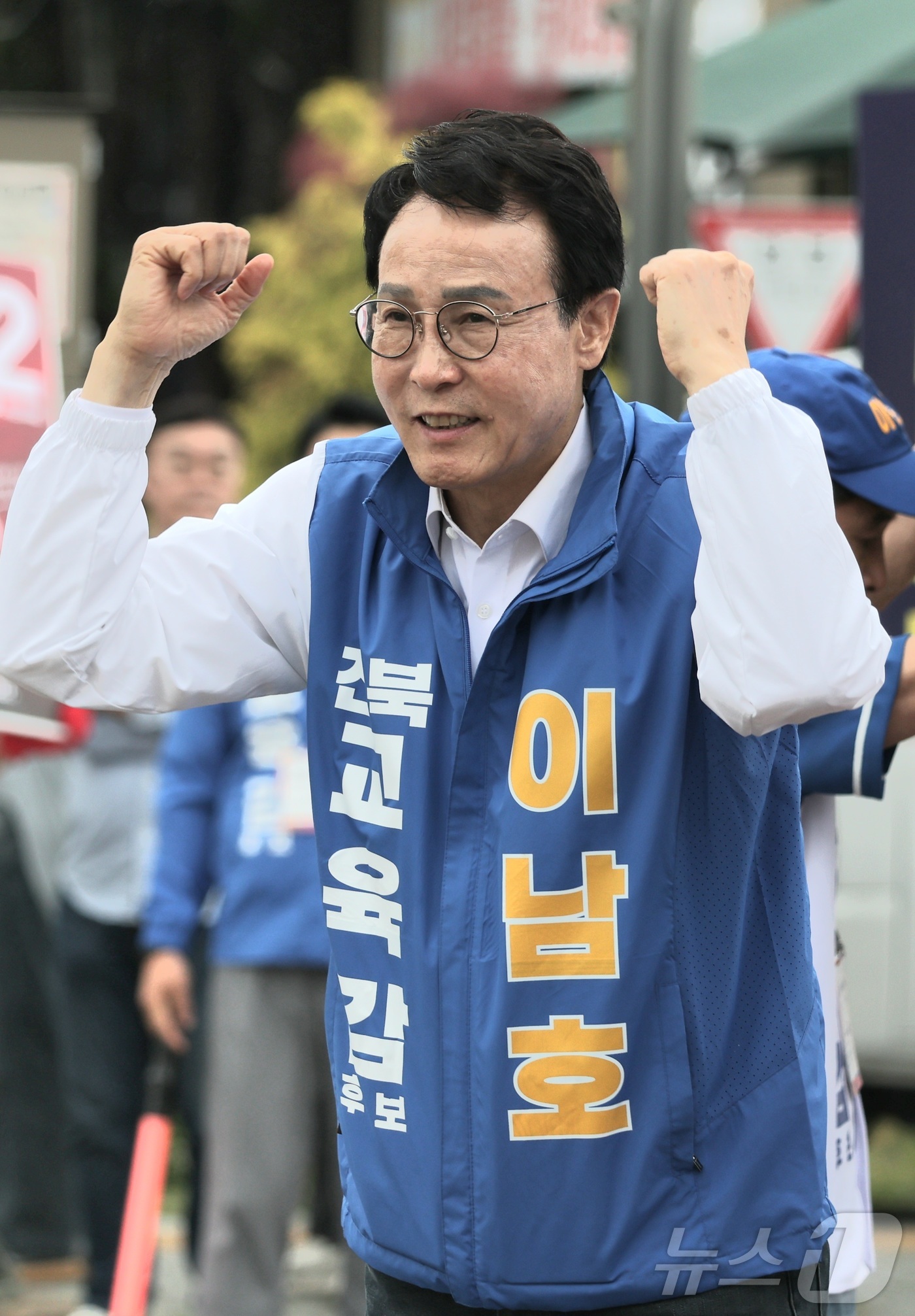 (전주=뉴스1) 유경석 기자 = 이남호 전북교육감 후보가 제9회 전국동시지방선거 공식 선거운동 첫날인 21일 전북 전주시 운동장네거리에서 출근길 시민들에게 지지를 호소하며 인사를 …