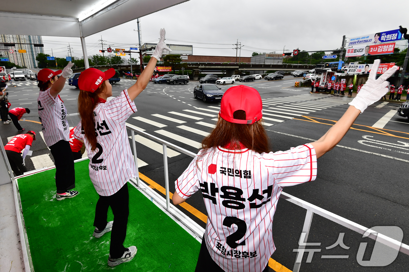 (대구ㆍ경북=뉴스1) 최창호 기자 = 6·3 지방선거 공식 선거운동이 시작된 21일 오전 이상휘 국민의힘(포항·울릉)국회의원과 선거운동원들이 남구 대잠동 교차에서 박용선 포항시장 …