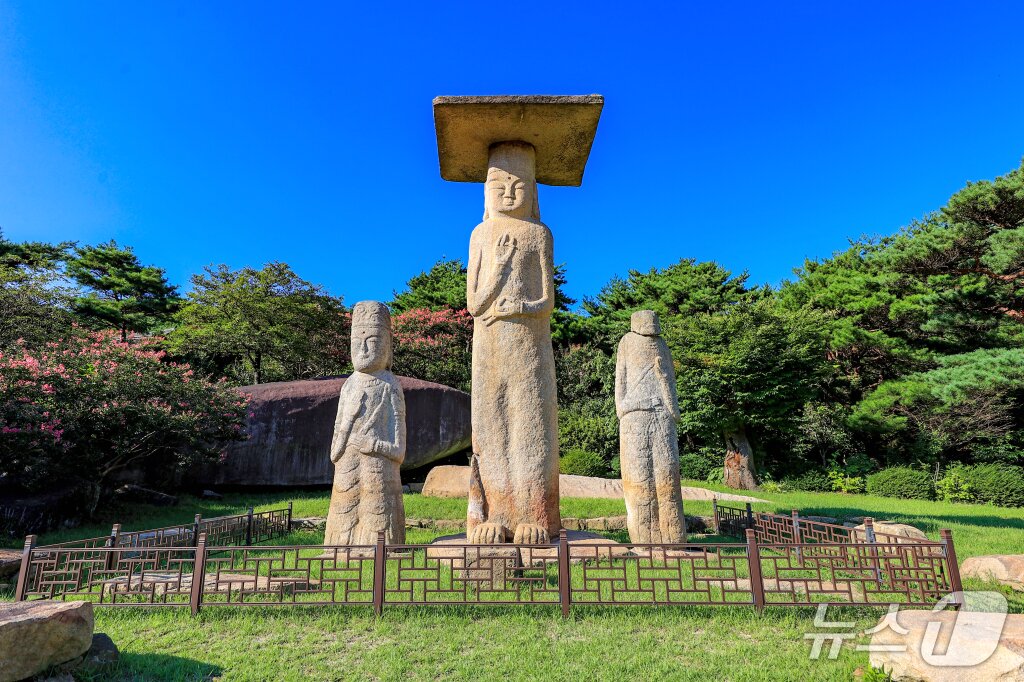 본문 이미지 - 정미면 수당리 안국사지 석조여래삼존입상 모습(당진시 제공. 재판매 및 DB금지)2026.5.21/뉴스1