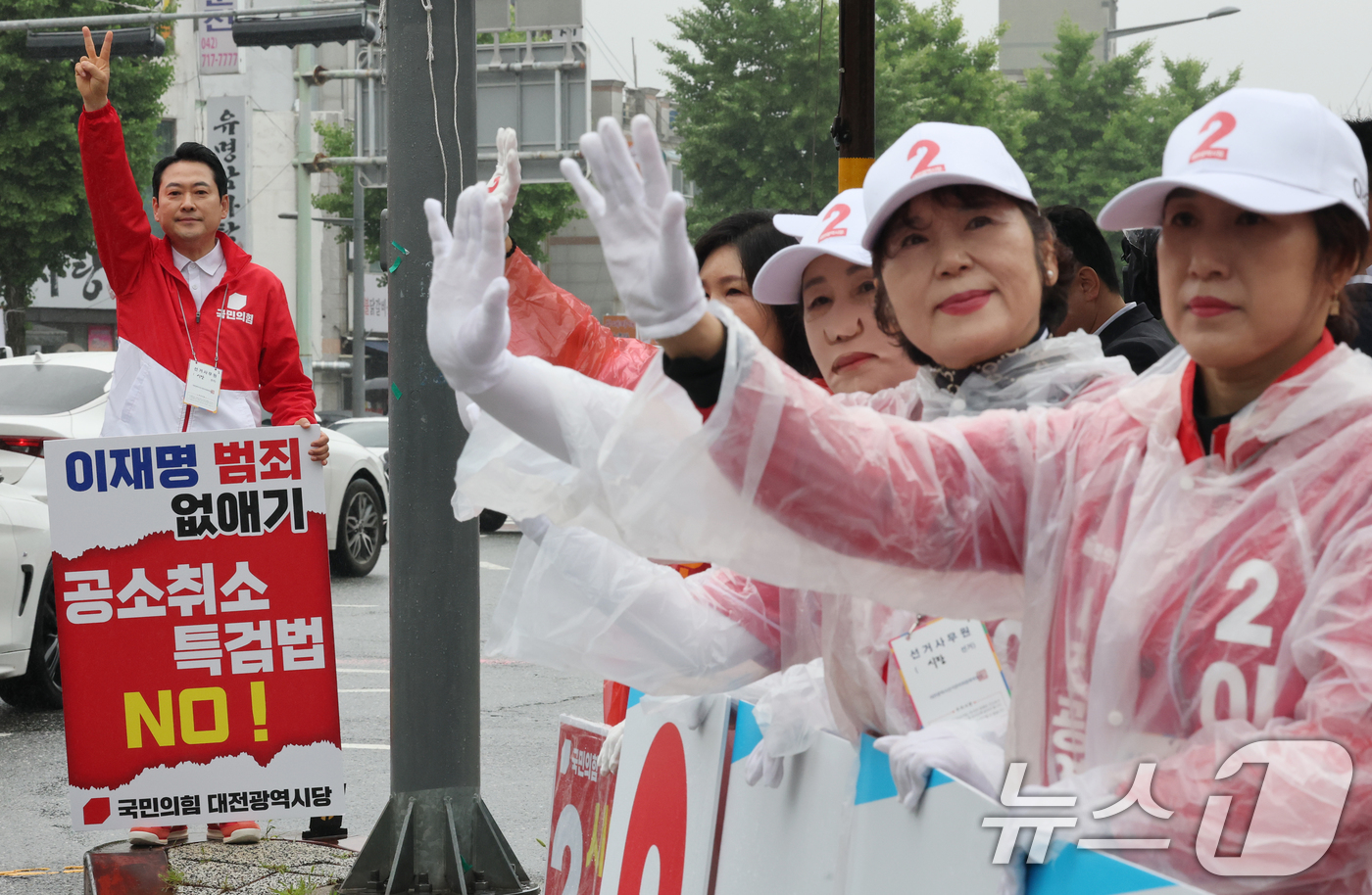 (대전=뉴스1) 김기태 기자 = 장동혁 국민의힘 상임선거대책위원장이 6.3 지방선거 공식 선거운동 첫 날인 21일 대전 중구 태평오거리에서 출근길 시민들을 향해 지지를 호소하고 있 …