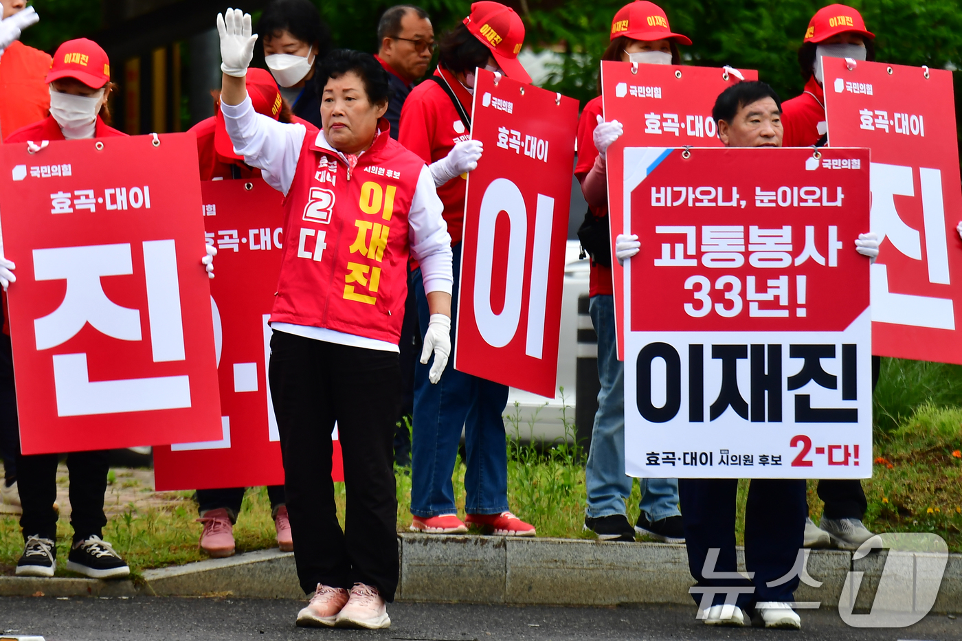 (대구ㆍ경북=뉴스1) 최창호 기자 = 6·3 지방선거 공식 선거운동이 시작된 21일 오전 이재진 국민의힘 포항시의원 후보(오른쪽)가 배우자와 함께 거리 인사를 하고 있다.  202 …