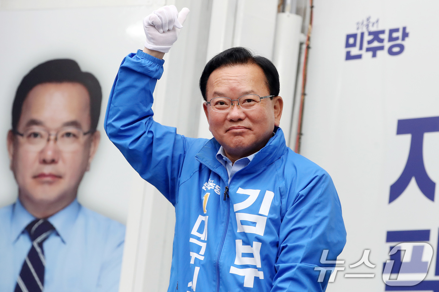 (대구=뉴스1) 공정식 기자 = 6·3 지방선거 공식 선거운동이 시작된 21일 오전 김부겸 더불어민주당 대구시장 후보가 대구 수성구 범어네거리에서 출근길 시민들을 향해 인사하고 있 …