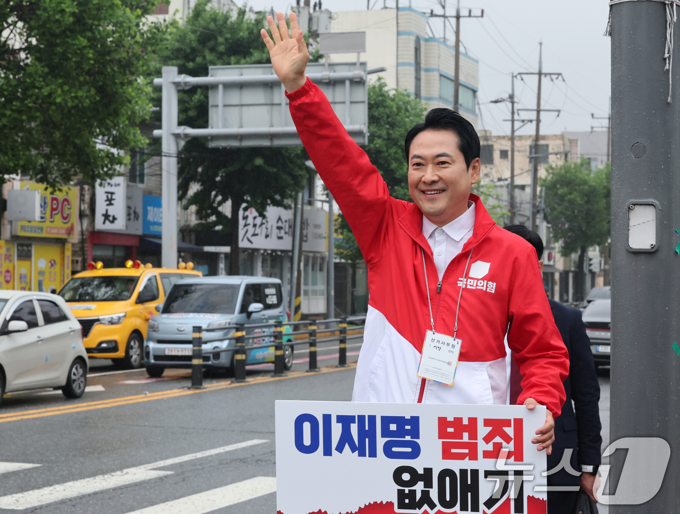 (대전=뉴스1) 김기태 기자 = 장동혁 국민의힘 상임선거대책위원장이 6.3 지방선거 공식 선거운동 첫 날인 21일 대전 중구 태평오거리에서 출근길 시민들을 향해 인사하고 있다. 2 …