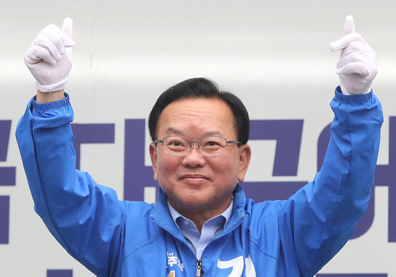 출근길 시민 향해 손 흔드는 김부겸