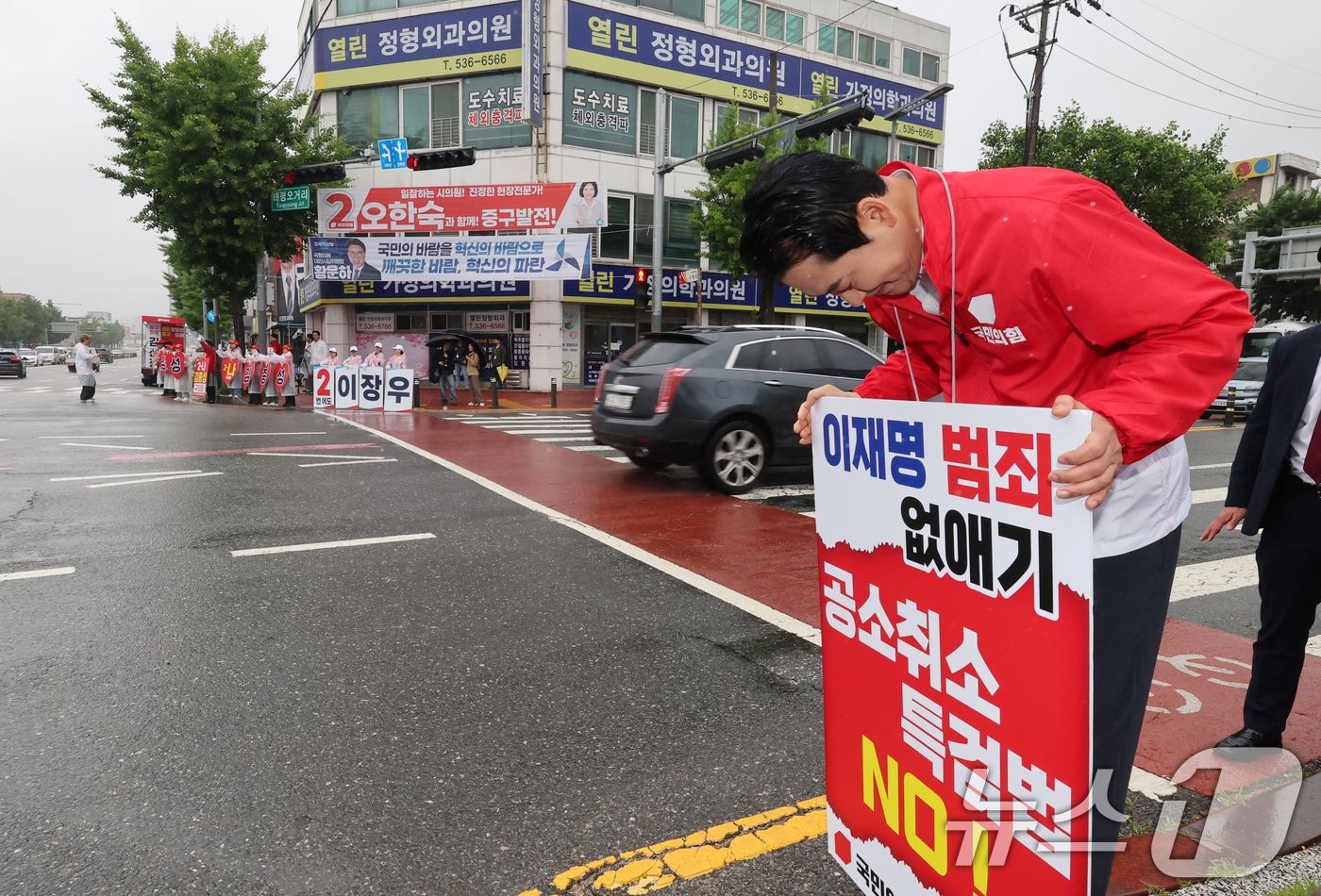 (대전=뉴스1) 김기태 기자 = 장동혁 국민의힘 상임선거대책위원장이 6.3 지방선거 공식 선거운동 첫 날인 21일 대전 중구 태평오거리에서 출근길 시민들을 향해 인사하고 있다. 2 …