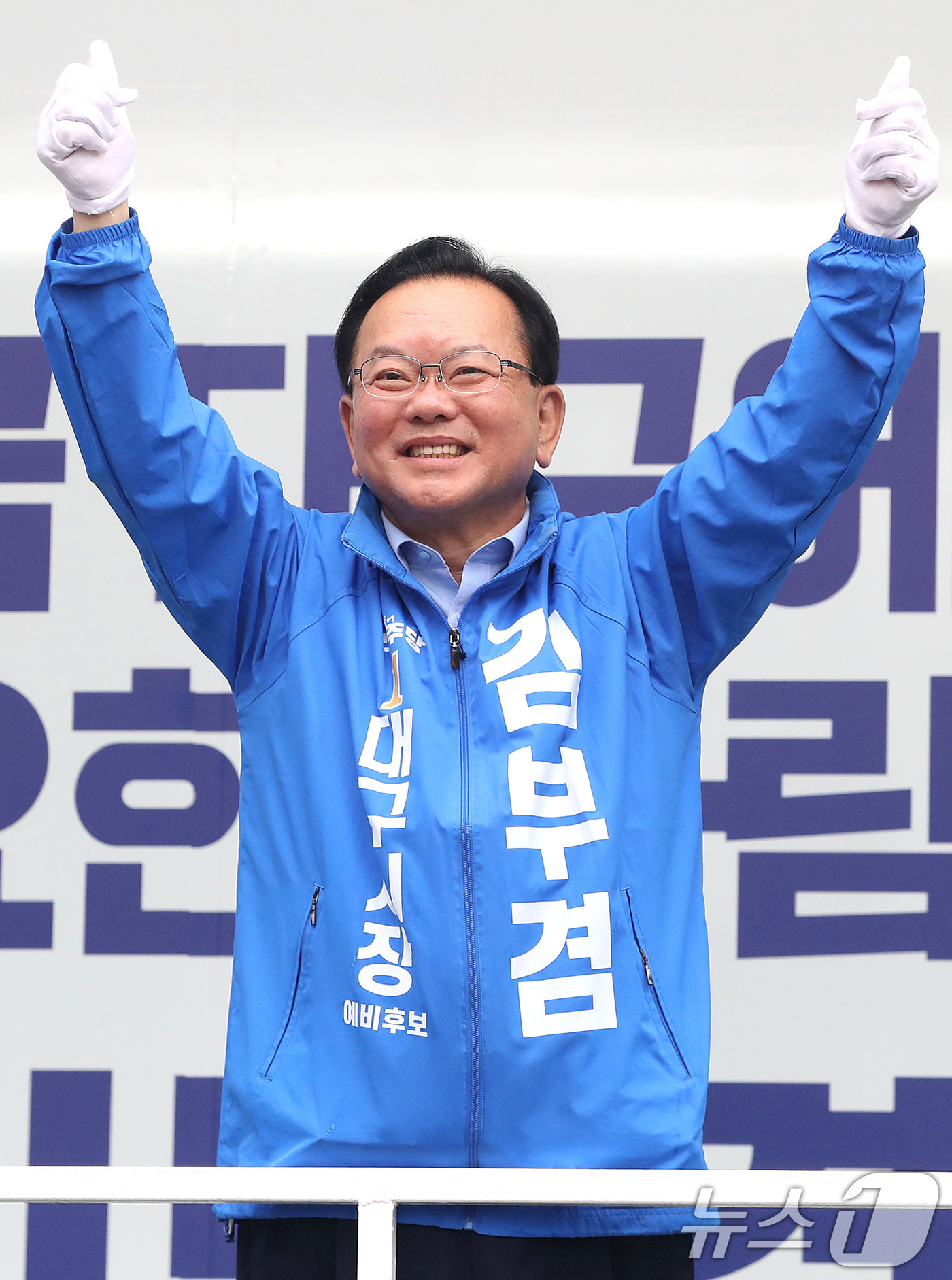 (대구=뉴스1) 공정식 기자 = 6·3 지방선거 공식 선거운동이 시작된 21일 오전 김부겸 더불어민주당 대구시장 후보가 대구 수성구 범어네거리에서 출근길 시민들을 향해 인사하고 있 …