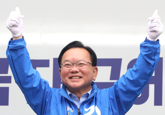 출근길 인사하는 김부겸