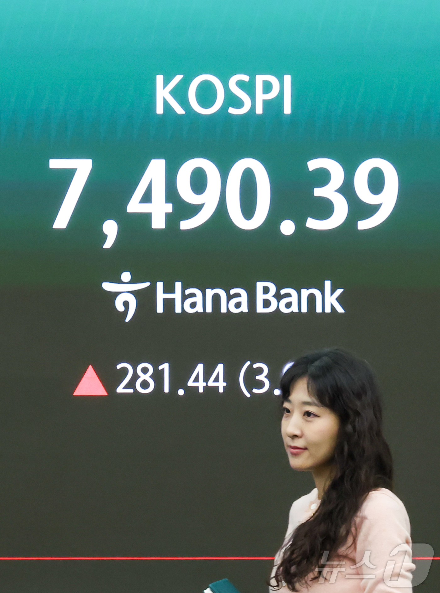 (서울=뉴스1) 이종수 인턴기자 = 코스피가 개장 직후 7500선을 돌파한 21일 서울 중구 하나은행 딜링룸 전광판에 코스피 지수가 표시돼 있다. 이날 코스피는 장 초반 4%대 급 …