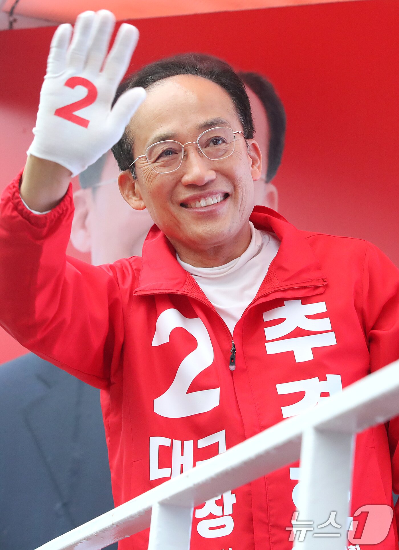 본문 이미지 - 6·3 지방선거 공식 선거운동이 시작된 21일 오전 추경호 국민의힘 대구시장 후보가 대구 중구 반월당사거리에서 출근길 시민들을 향해 인사하고 있다. 2026.5.21 ⓒ 뉴스1 공정식 기자