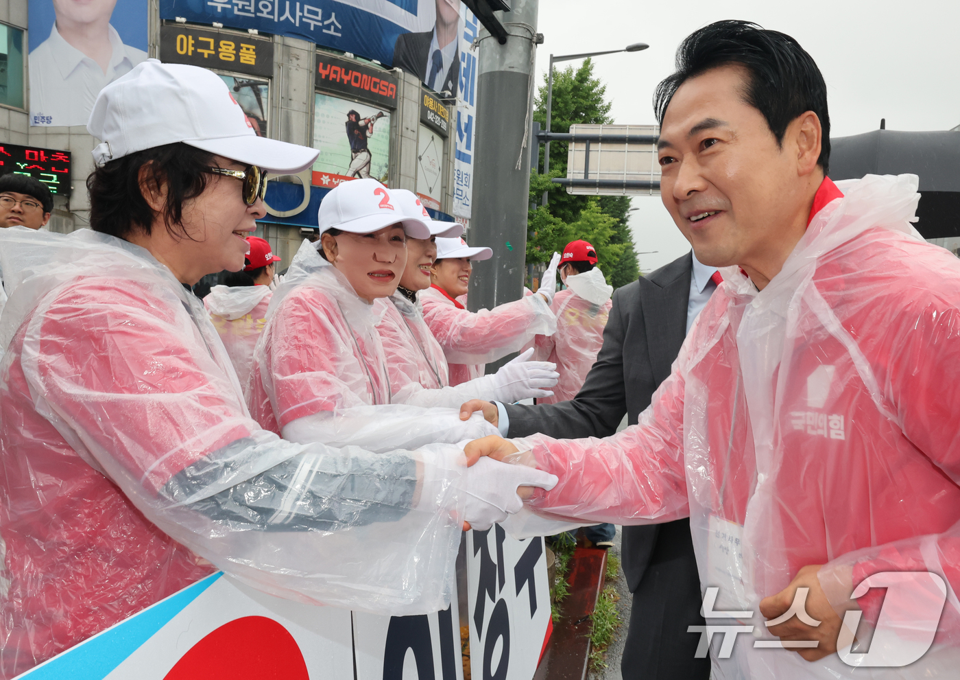 (대전=뉴스1) 김기태 기자 = 장동혁 국민의힘 상임선거대책위원장이 6.3 지방선거 공식 선거운동 첫 날인 21일 대전 중구 태평오거리에서 선거운동원을 격려하고 있다. 2026.5 …