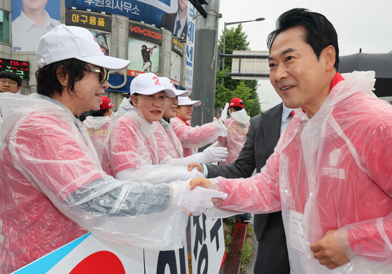 선거운동원 격려하는 장동혁 상임선거대책위원장