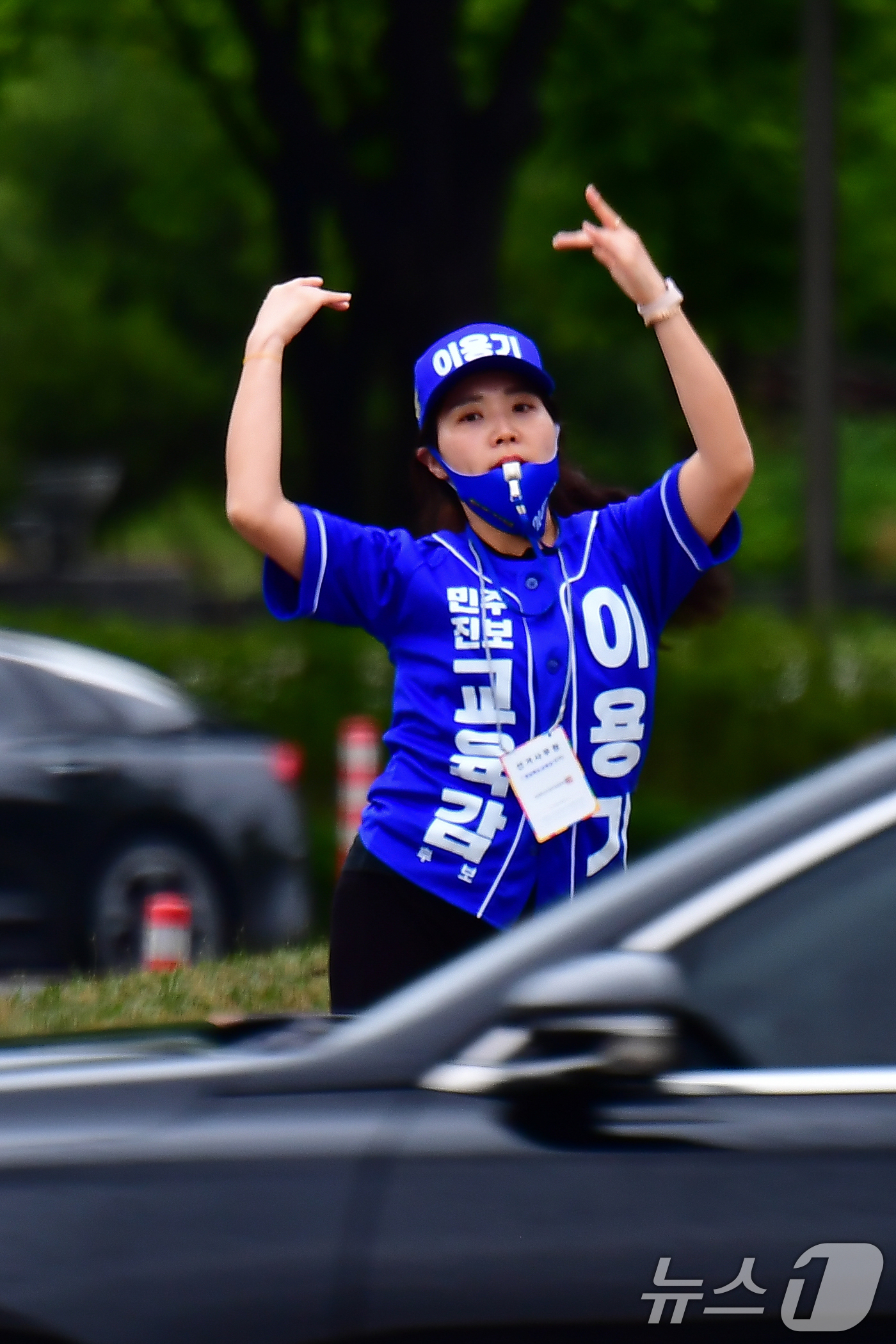 (포항=뉴스1) 최창호 기자 = 6·3 지방선거 공식 선거운동이 시작된 21일 오전 이용기 경북도교육감  후보 측 선거운동원이 포항시 남구 형산강 교차로에서 율동으로 시민들의 시선 …