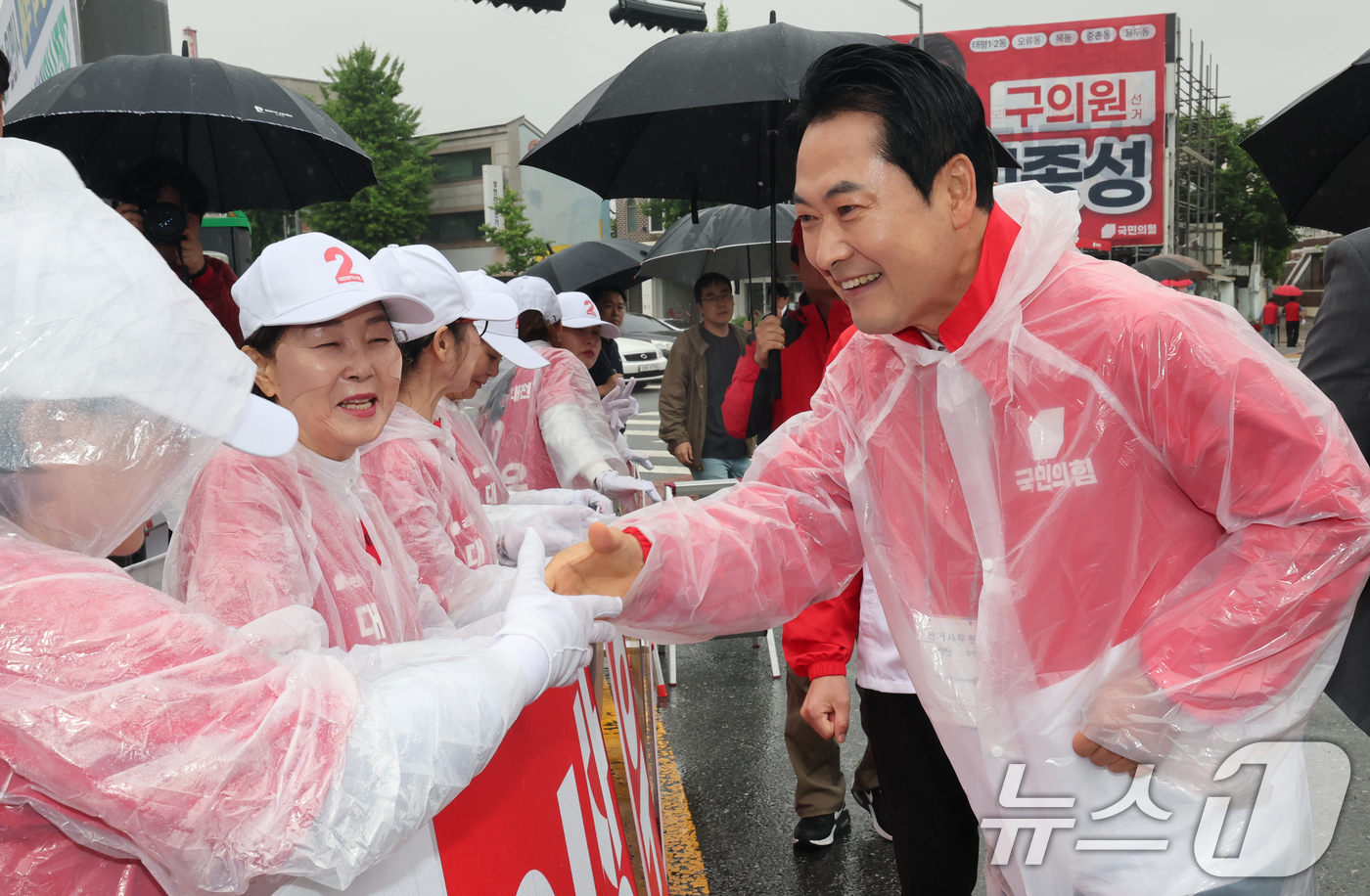 (대전=뉴스1) 김기태 기자 = 장동혁 국민의힘 상임선거대책위원장이 6.3 지방선거 공식 선거운동 첫 날인 21일 대전 중구 태평오거리에서 선거운동원을 격려하고 있다. 2026.5 …
