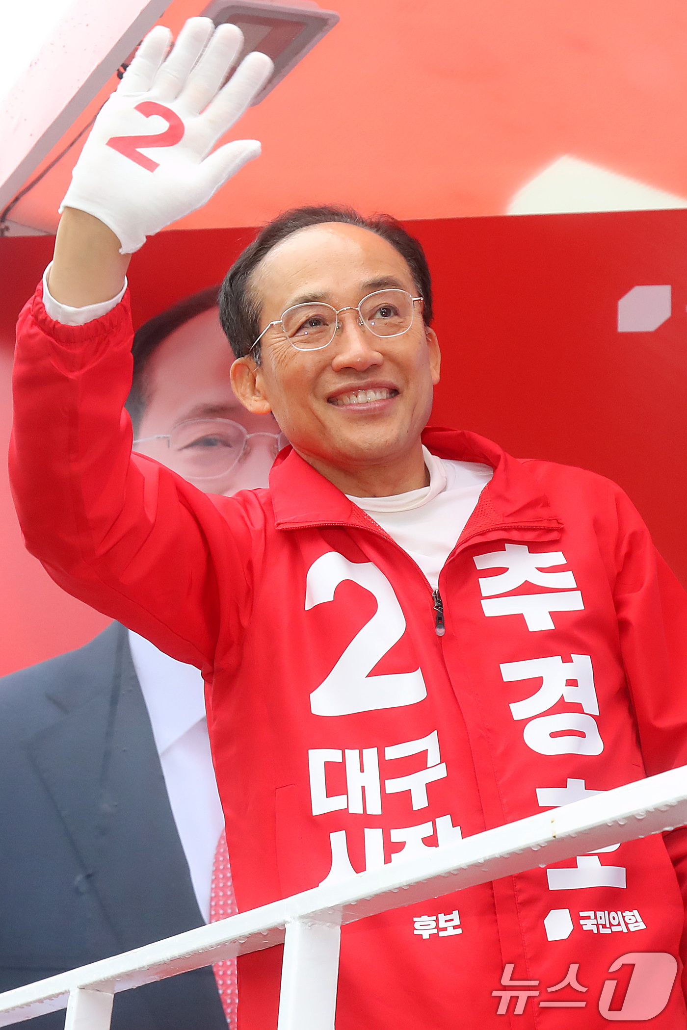 (대구=뉴스1) 공정식 기자 = 6·3 지방선거 공식 선거운동이 시작된 21일 오전 추경호 국민의힘 대구시장 후보가 대구 중구 반월당사거리에서 출근길 시민들을 향해 인사하고 있다. …