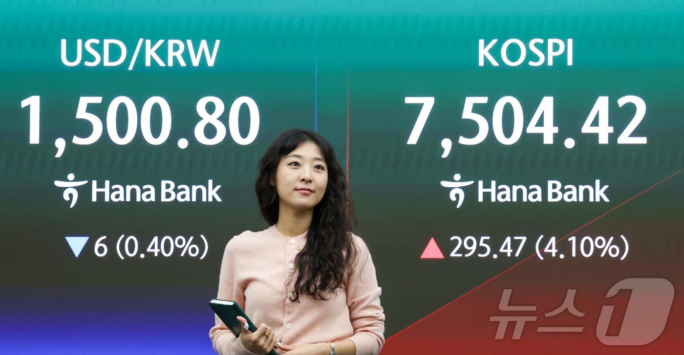 (서울=뉴스1) 이종수 인턴기자 = 코스피가 개장 직후 7500선을 돌파한 21일 서울 중구 하나은행 딜링룸 전광판에 코스피 지수와 원달러 환율이 표시돼 있다. 이날 코스피는 장 …