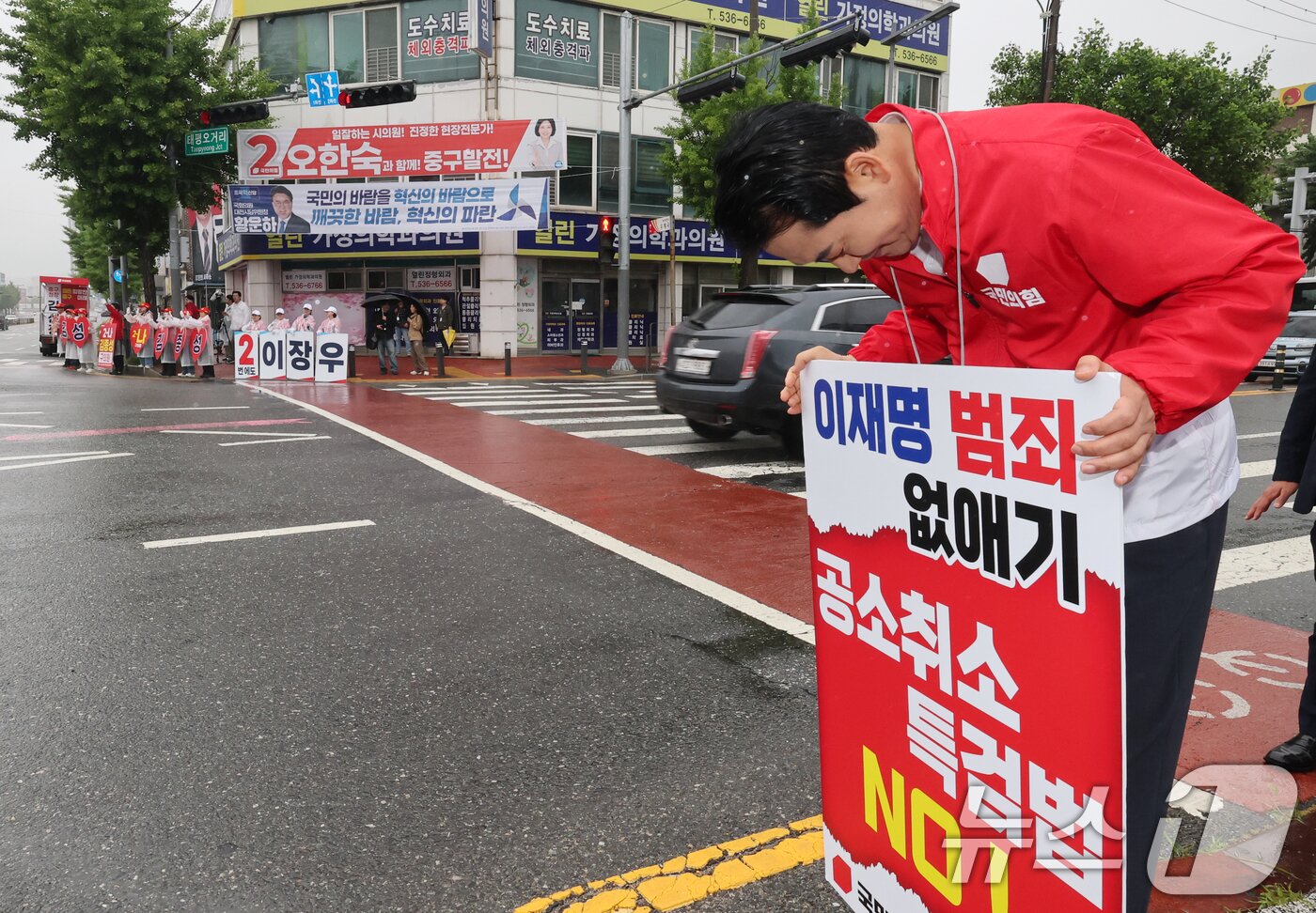 본문 이미지 - 장동혁 국민의힘 상임선거대책위원장이 6.3 지방선거 공식 선거운동 첫 날인 21일 대전 중구 태평오거리에서 출근길 시민들을 향해 인사하고 있다. 2026.5.21 ⓒ 뉴스1 김기태 기자
