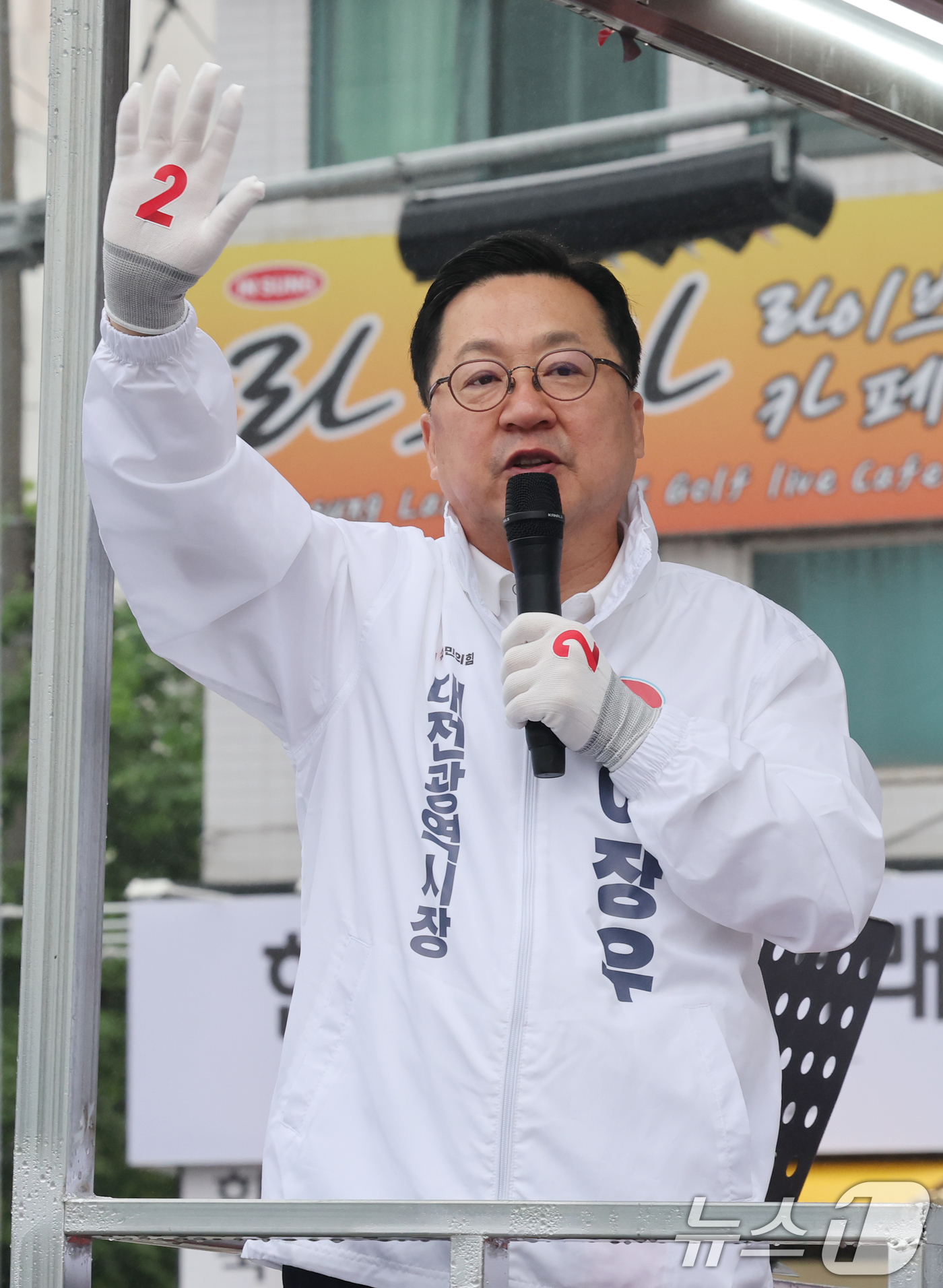 (대전=뉴스1) 김기태 기자 = 이장우 국민의힘 대전시장 후보가 6.3 지방선거 공식 선거운동 첫 날인 21일 대전 중구 태평오거리에서 출근길 시민들을 향해 인사하고 있다. 202 …
