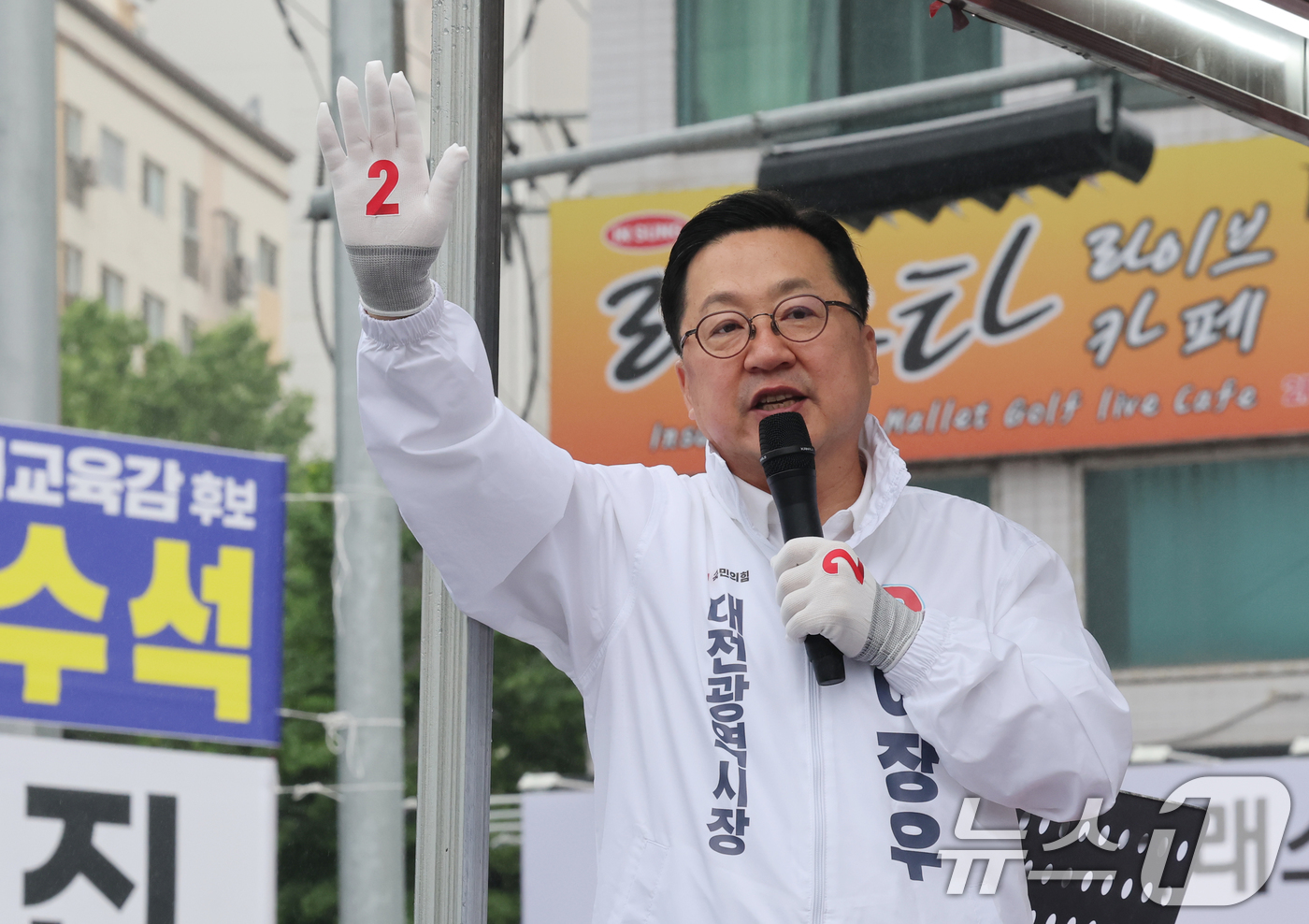 (대전=뉴스1) 김기태 기자 = 이장우 국민의힘 대전시장 후보가 6.3 지방선거 공식 선거운동 첫 날인 21일 대전 중구 태평오거리에서 출근길 시민들을 향해 인사하고 있다. 202 …