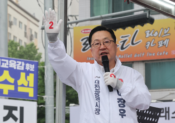 출근길 인사하는 이장우 대전시장 후보