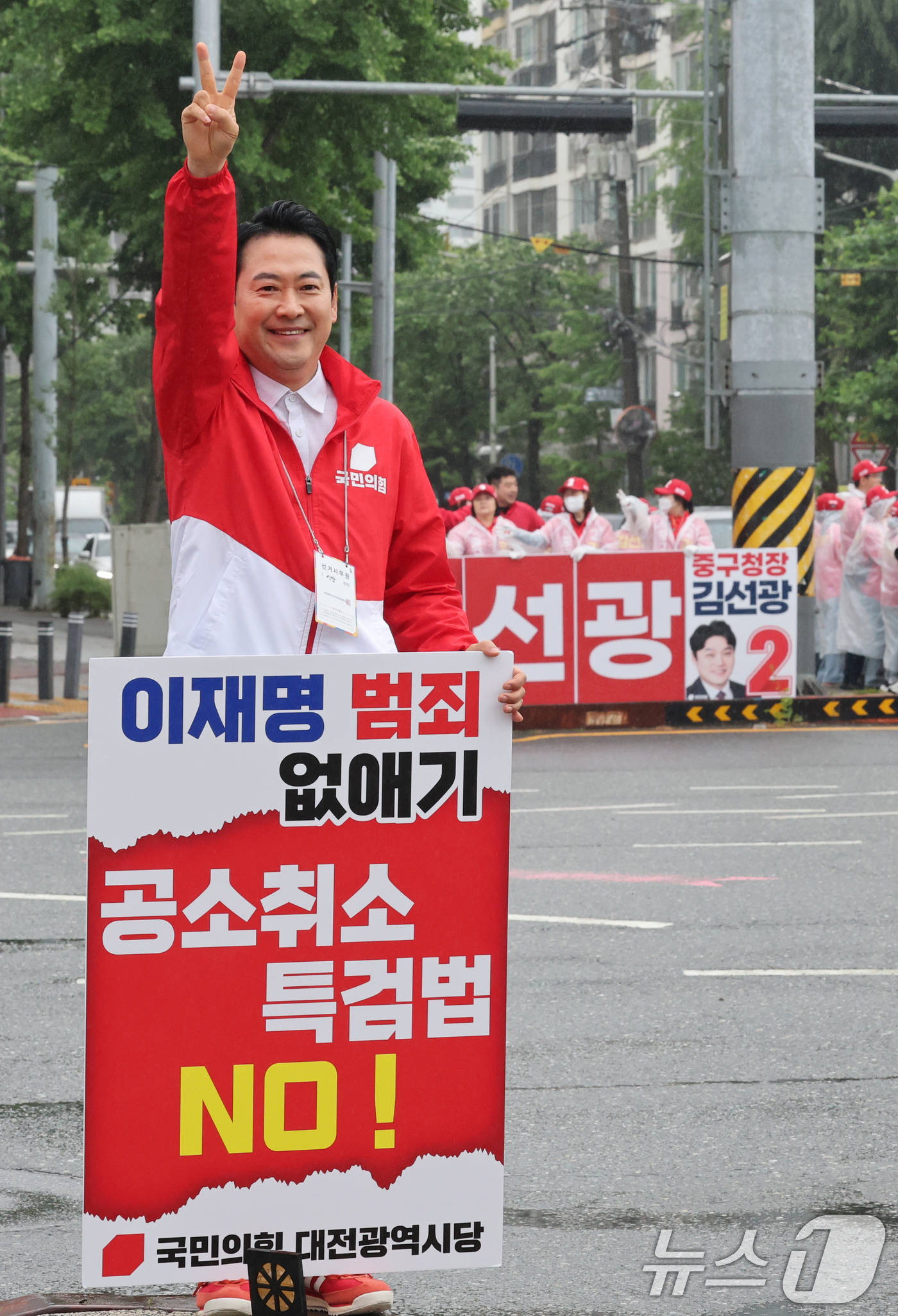 (대전=뉴스1) 김기태 기자 = 장동혁 국민의힘 상임선거대책위원장이 6.3 지방선거 공식 선거운동 첫 날인 21일 대전 중구 태평오거리에서 출근길 시민들을 향해 지지를 호소하고 있 …