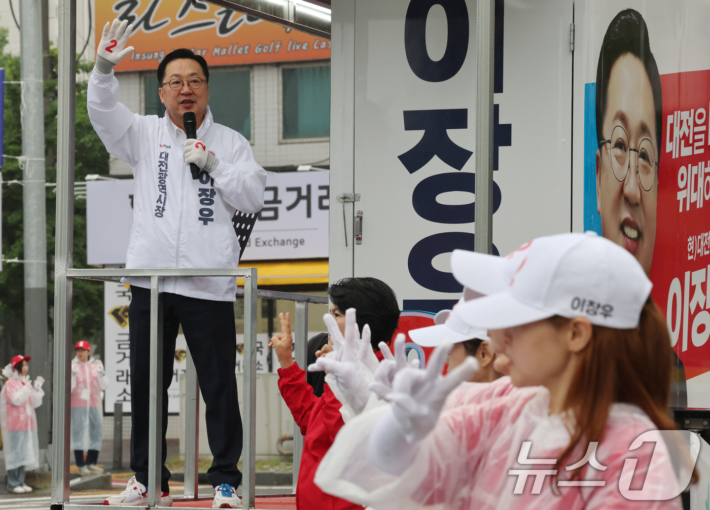 (대전=뉴스1) 김기태 기자 = 이장우 국민의힘 대전시장 후보가 6.3 지방선거 공식 선거운동 첫 날인 21일 대전 중구 태평오거리에서 출근길 시민들을 향해 인사하고 있다. 202 …
