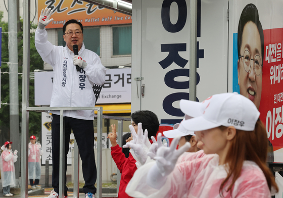 출근길 인사하는 이장우 대전시장 후보