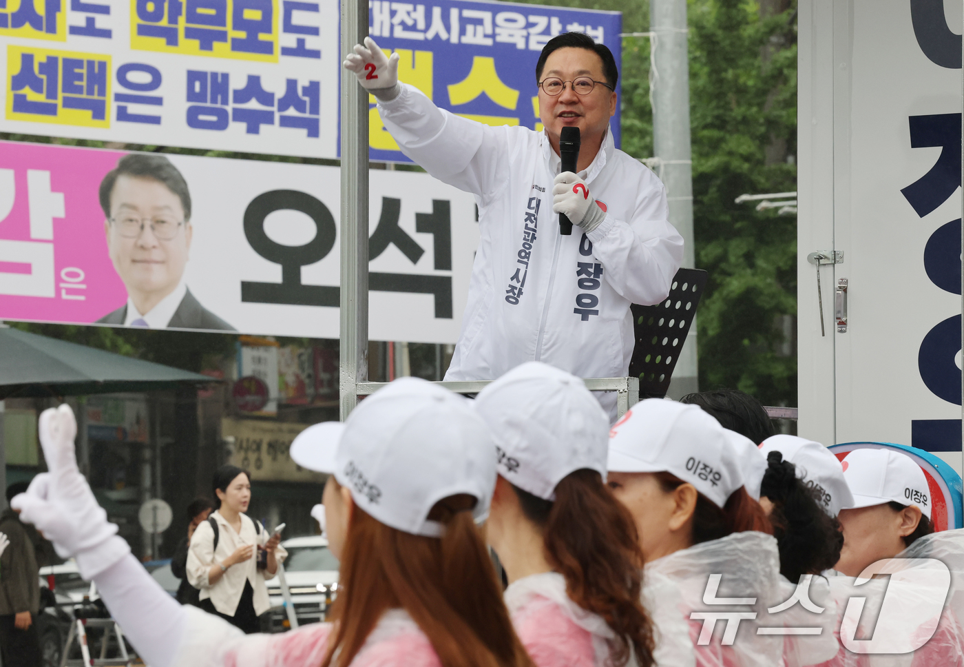 (대전=뉴스1) 김기태 기자 = 이장우 국민의힘 대전시장 후보가 6.3 지방선거 공식 선거운동 첫 날인 21일 대전 중구 태평오거리에서 출근길 시민들을 향해 인사하고 있다. 202 …