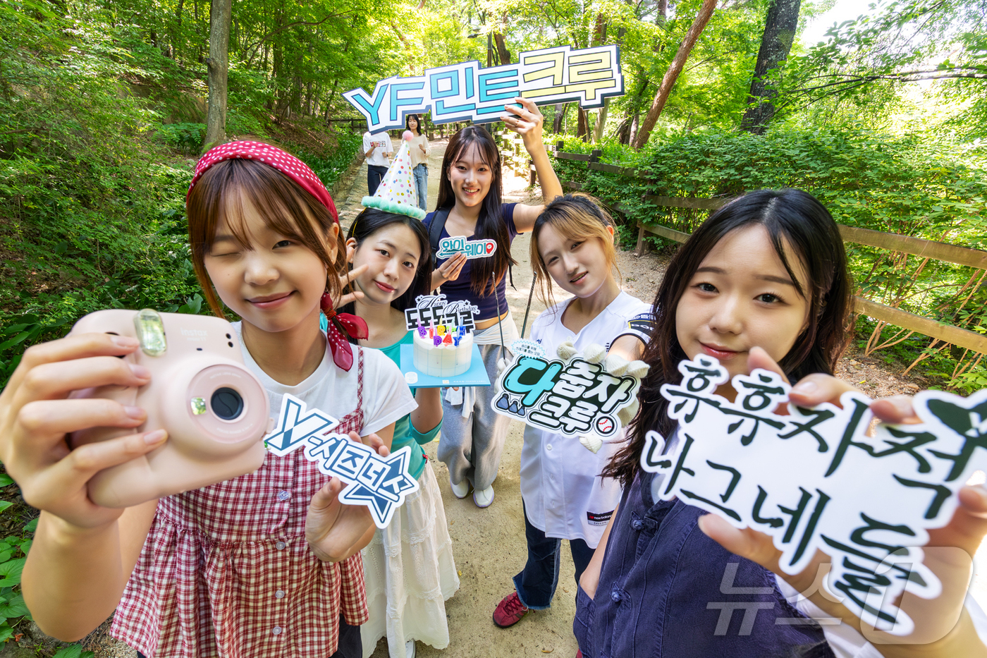 (서울=뉴스1) = KT 대학생 오프라인 캠페인 프로그램 ‘YF 민트크루’를 선보이고 참여자를 모집한다고 21일 밝혔다. 사진은 KT그룹 대학생 마케터 ‘Y퓨처리스트’가 ‘YF 민 …