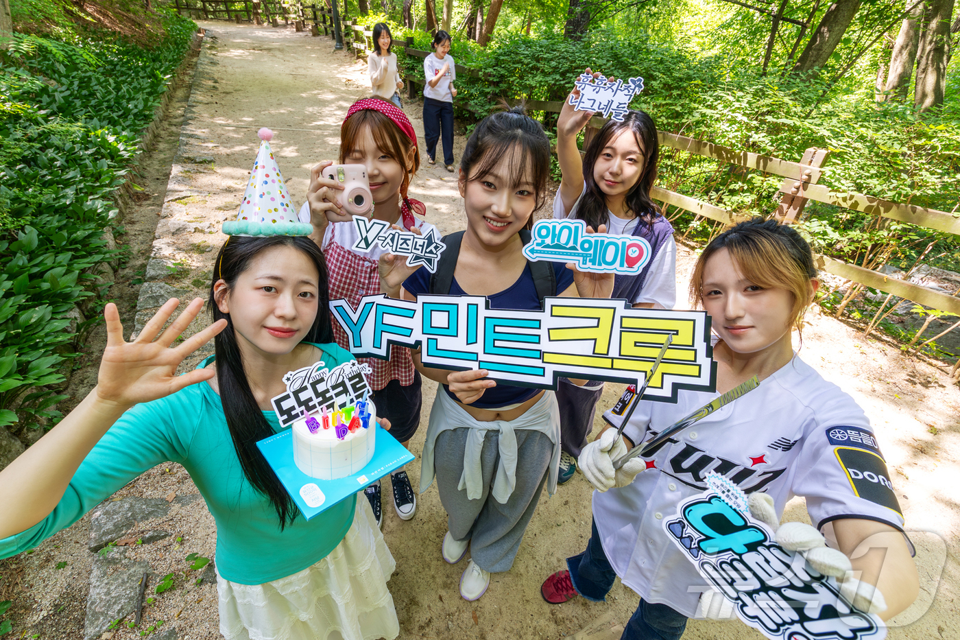 (서울=뉴스1) = KT 대학생 오프라인 캠페인 프로그램 ‘YF 민트크루’를 선보이고 참여자를 모집한다고 21일 밝혔다. 사진은 KT그룹 대학생 마케터 ‘Y퓨처리스트’가 ‘YF 민 …