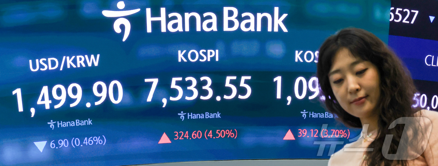 (서울=뉴스1) 이종수 인턴기자 = 코스피가 7500선을 회복하며 급등한 21일 서울 중구 하나은행 딜링룸 전광판에 지수와 환율이 표시돼 있다. 한국거래소는 이날 유가증권시장에 매 …