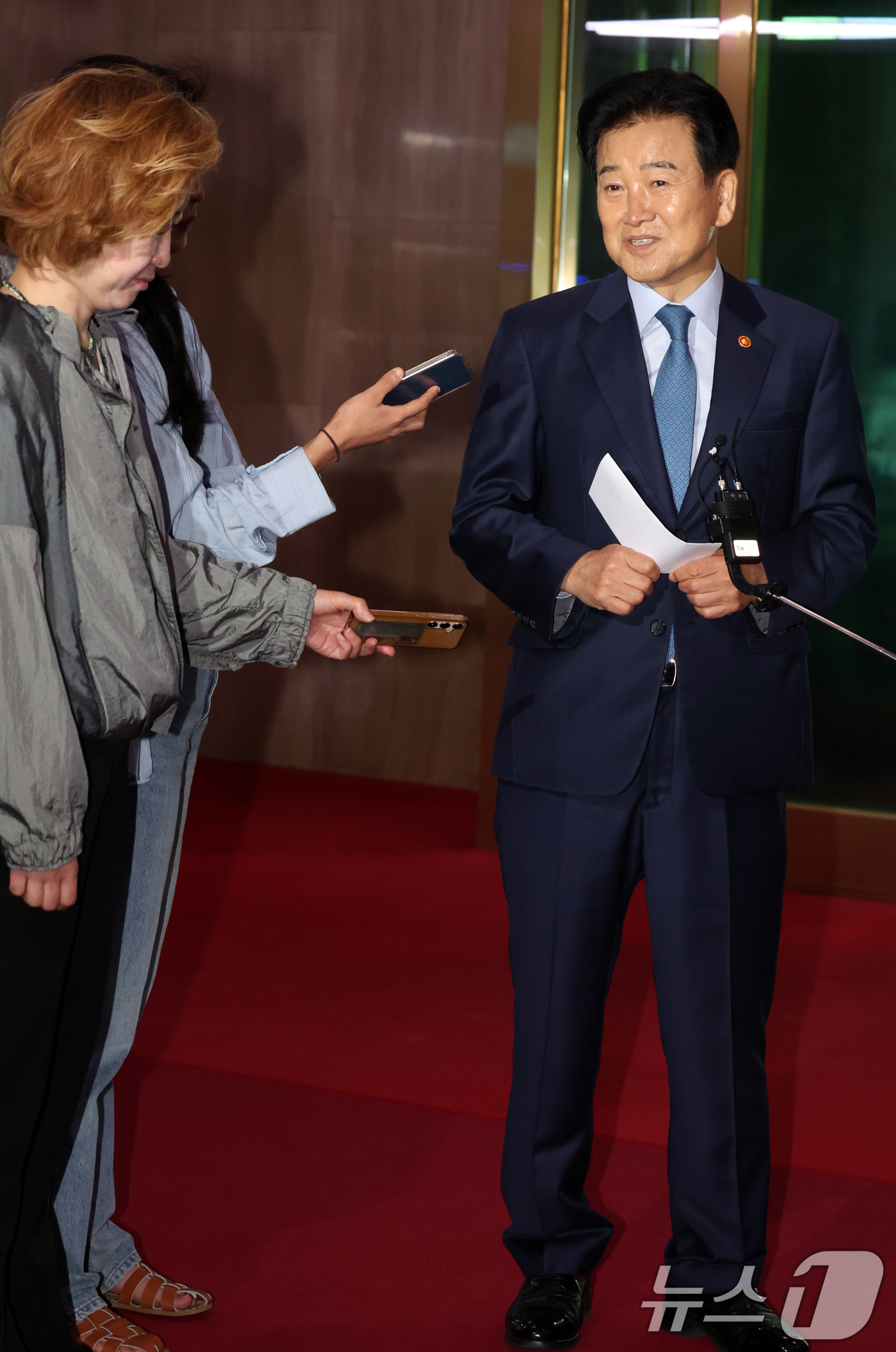(서울=뉴스1) 김명섭 기자 = 정동영 통일부 장관이 21일 오전 서울 종로구 세종대로 정부서울청사로 출근하며 남북 여자축구 경기와 시진핑 중국 국가주석 방북설 관련 질문에 댭변을 …
